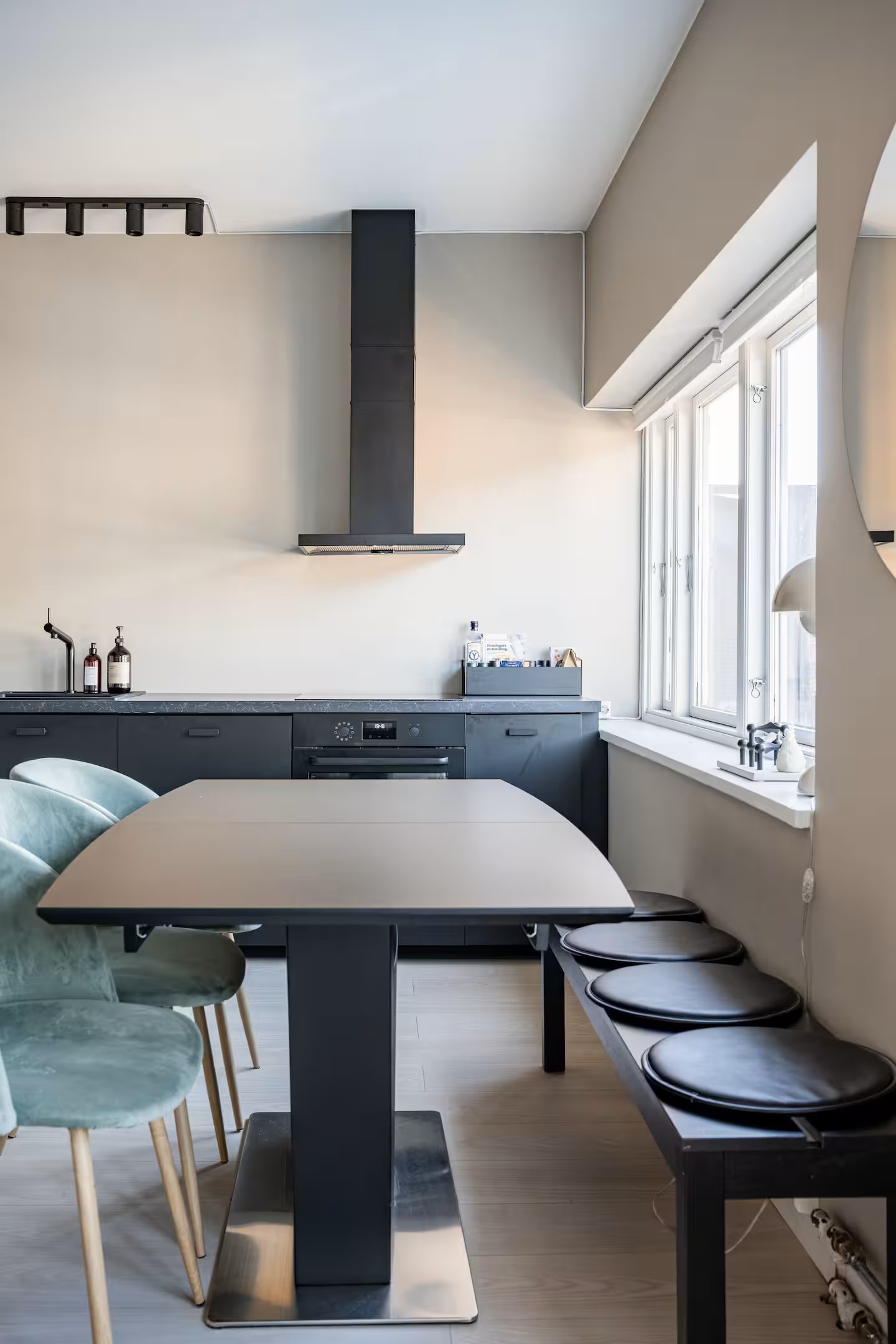 Spisestue med uttrekkbart spisebord.